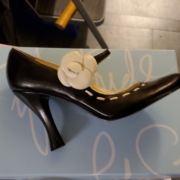 BCBG - Picture 3 of 5